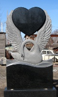 Памятник Лебедь с сердцем